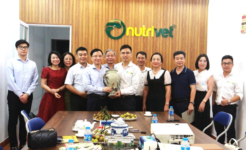 hiệp hội gia cầm gắn biển tên Nutrivet
