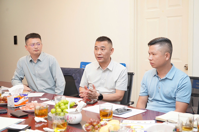 Wens làm việc tại Việt Nam