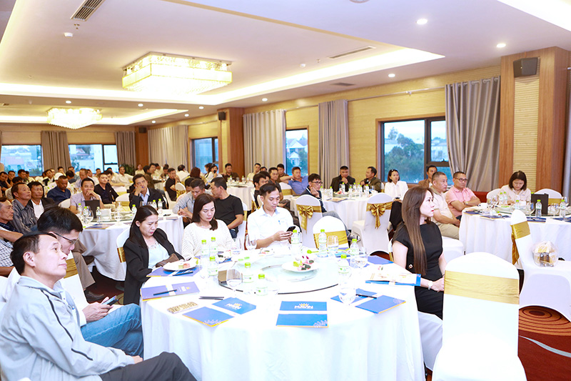 giống gà Mavin Dekalb Brown