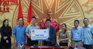 Cục Chăn nuôi khảo sát thiệt hại sau lũ, trao con giống và thức ăn hỗ trợ người dân tái đàn