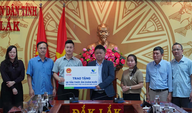 trao tặng con giống và thức ăn chăn nuôi cho nông dân